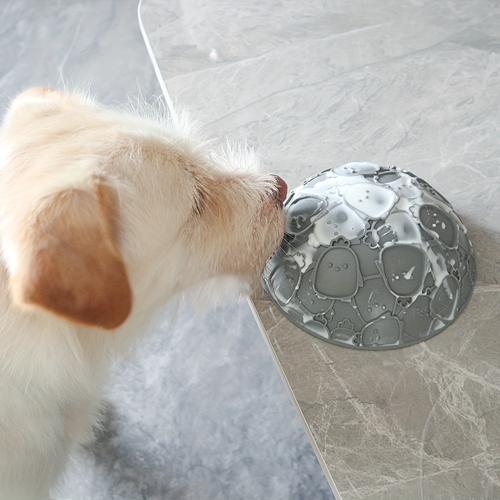 One silicone dog feeder, slow-feeding bowl, easy to clean, suitable for dogs.